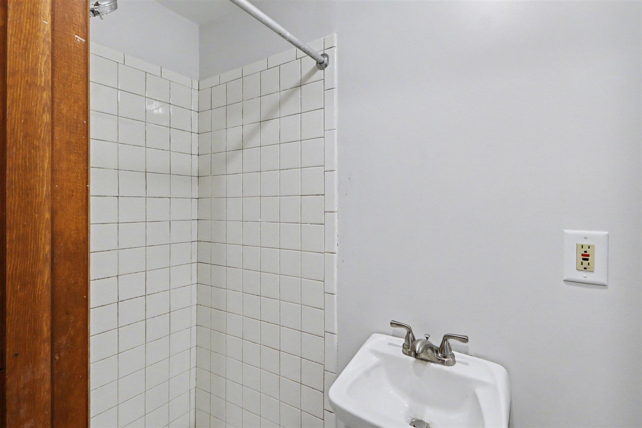 1332 Manor Street, Kalamazoo, MI, 49006