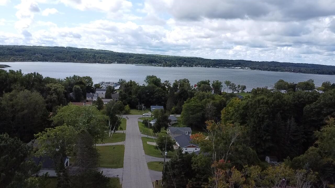 8349 Leecrest Boulevard, Onekama, MI, 49675-46675