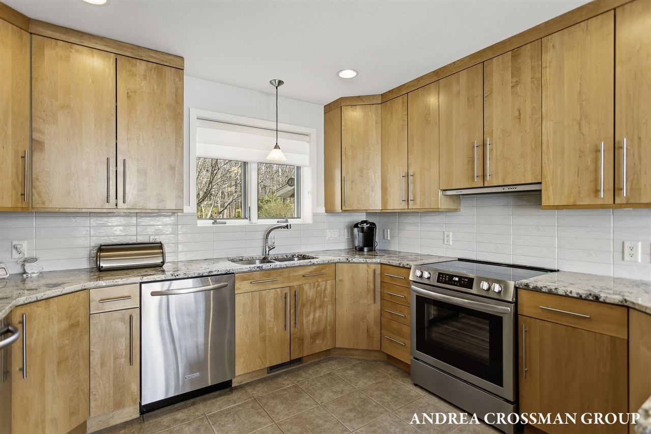 6129 Lakeshore Avenue, West Olive, MI, 49460-9186