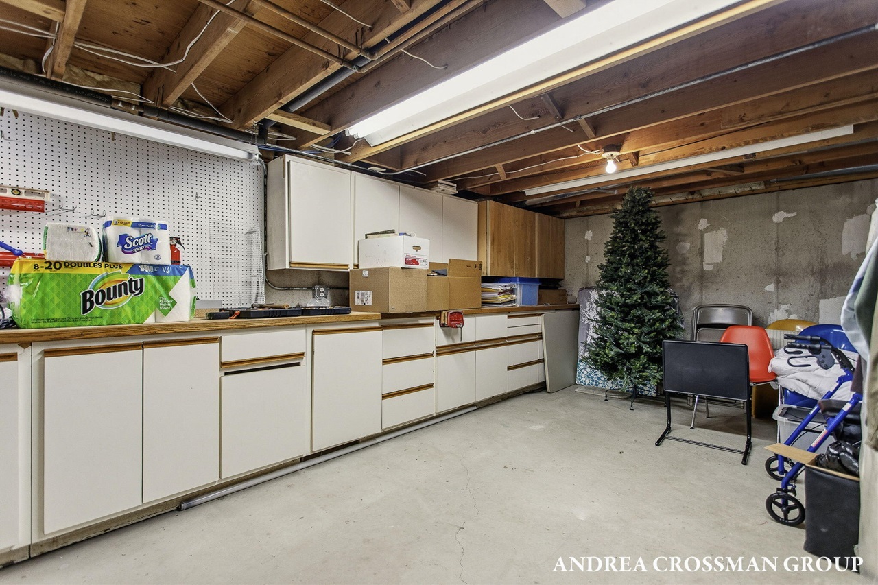 6129 Lakeshore Avenue, West Olive, MI, 49460-9186