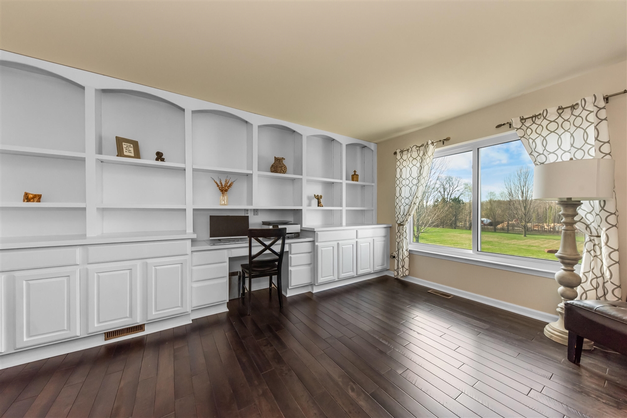 6801 N Meadows Way, Dexter, MI, 48130-8635