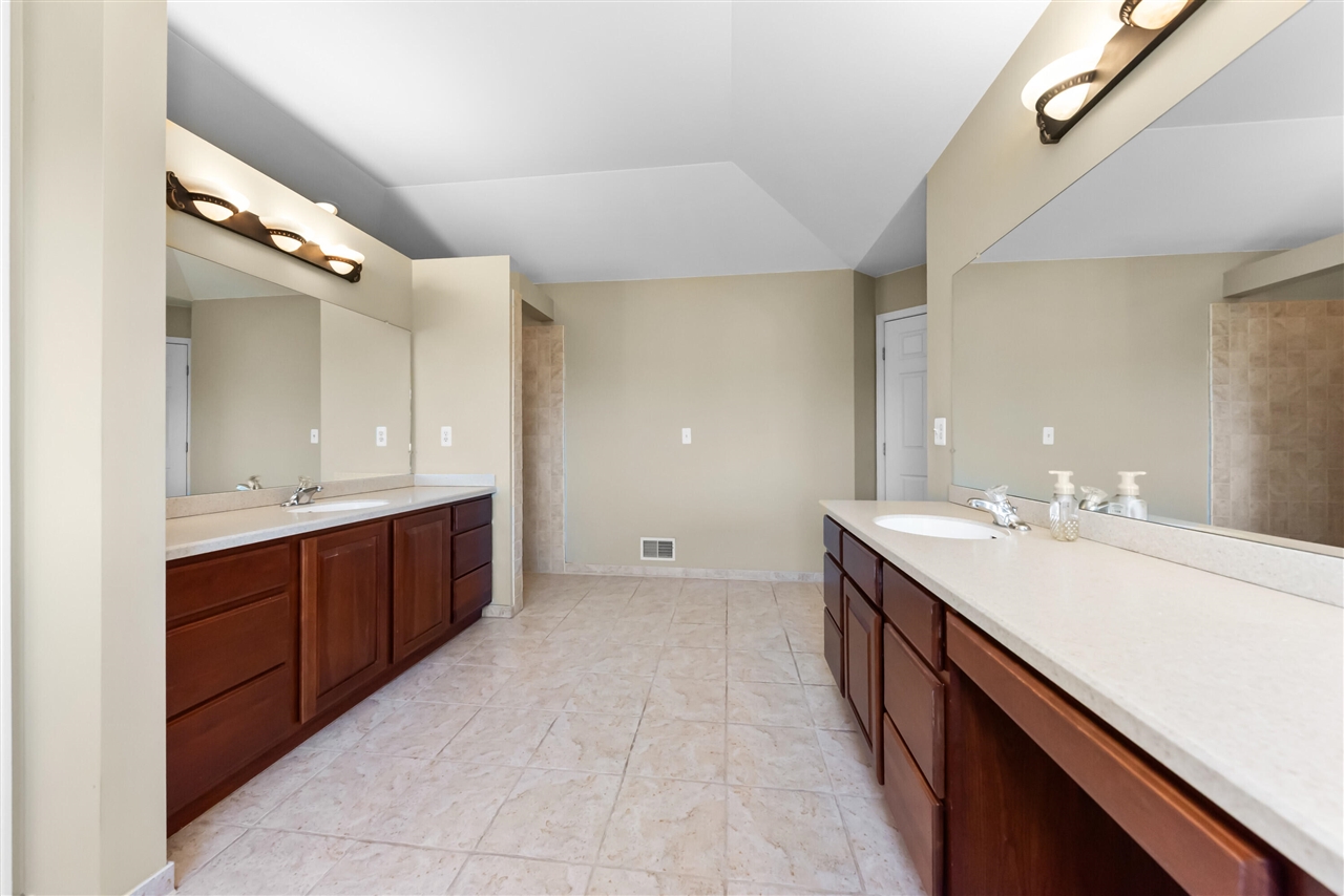 6801 N Meadows Way, Dexter, MI, 48130-8635