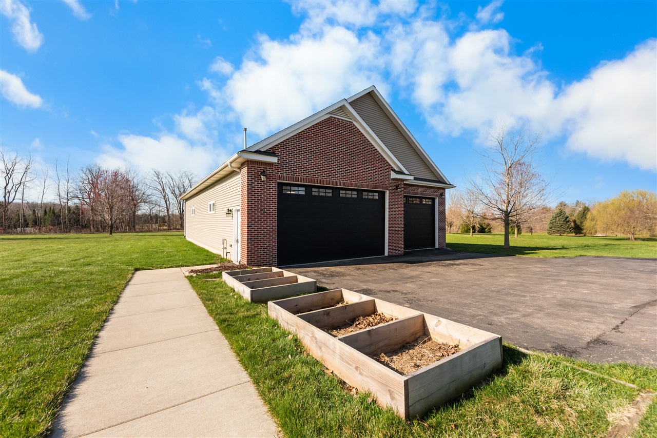 6801 N Meadows Way, Dexter, MI, 48130-8635