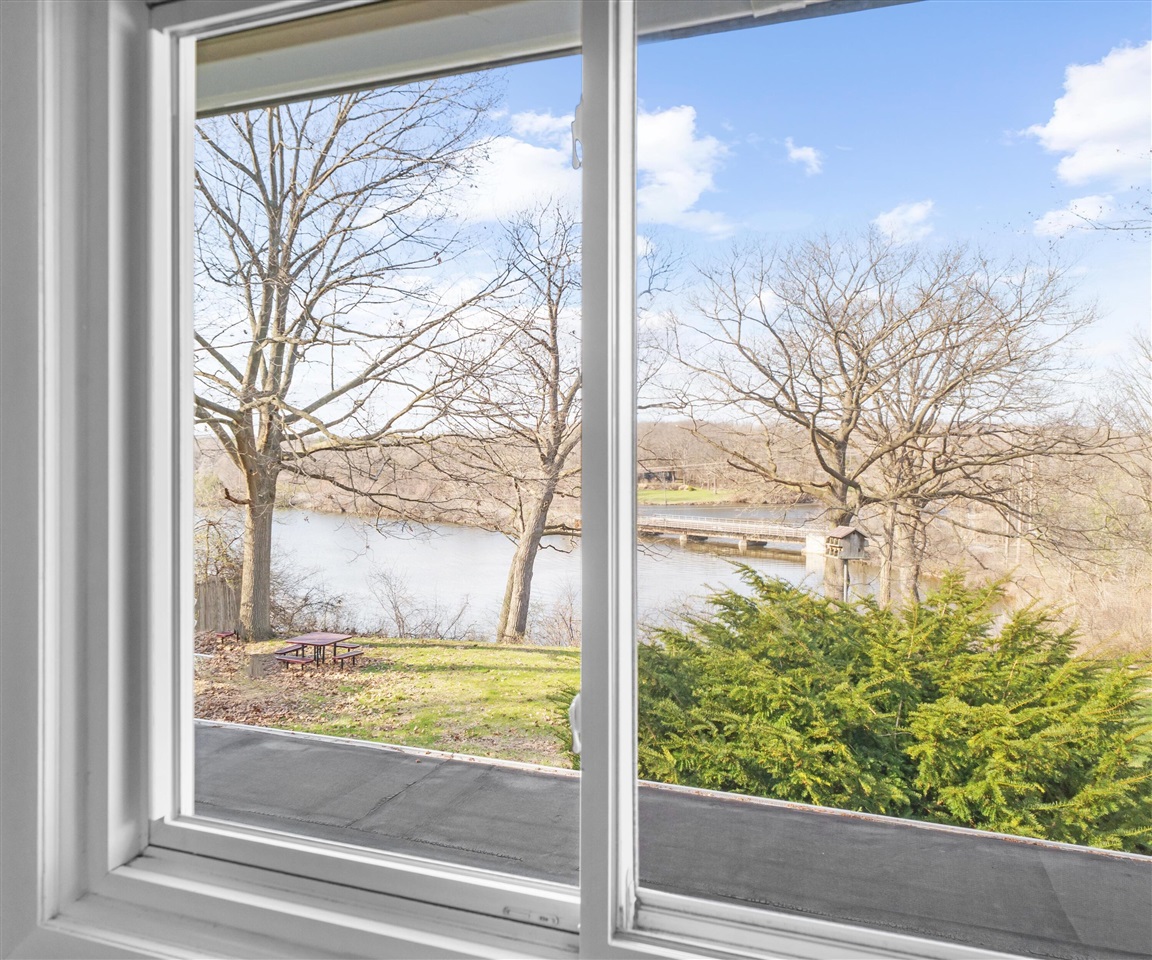 1276 N Huron River Drive, Ypsilanti, MI, 48197-2301