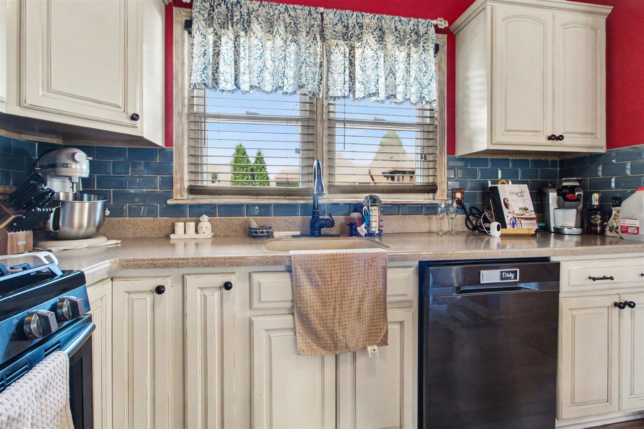 29984 Tamarack Drive, Flat Rock, MI, 48134-2719