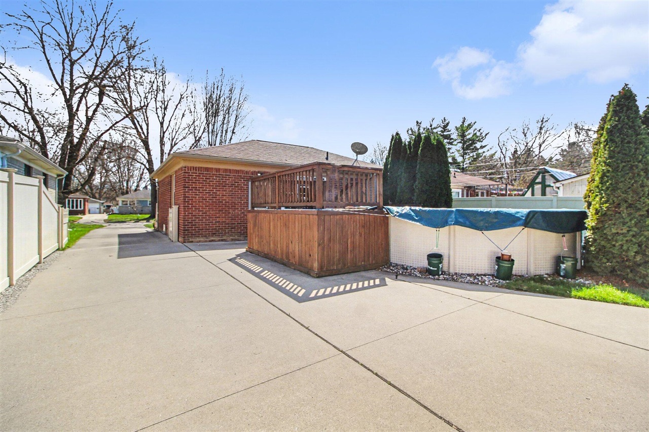 29984 Tamarack Drive, Flat Rock, MI, 48134-2719