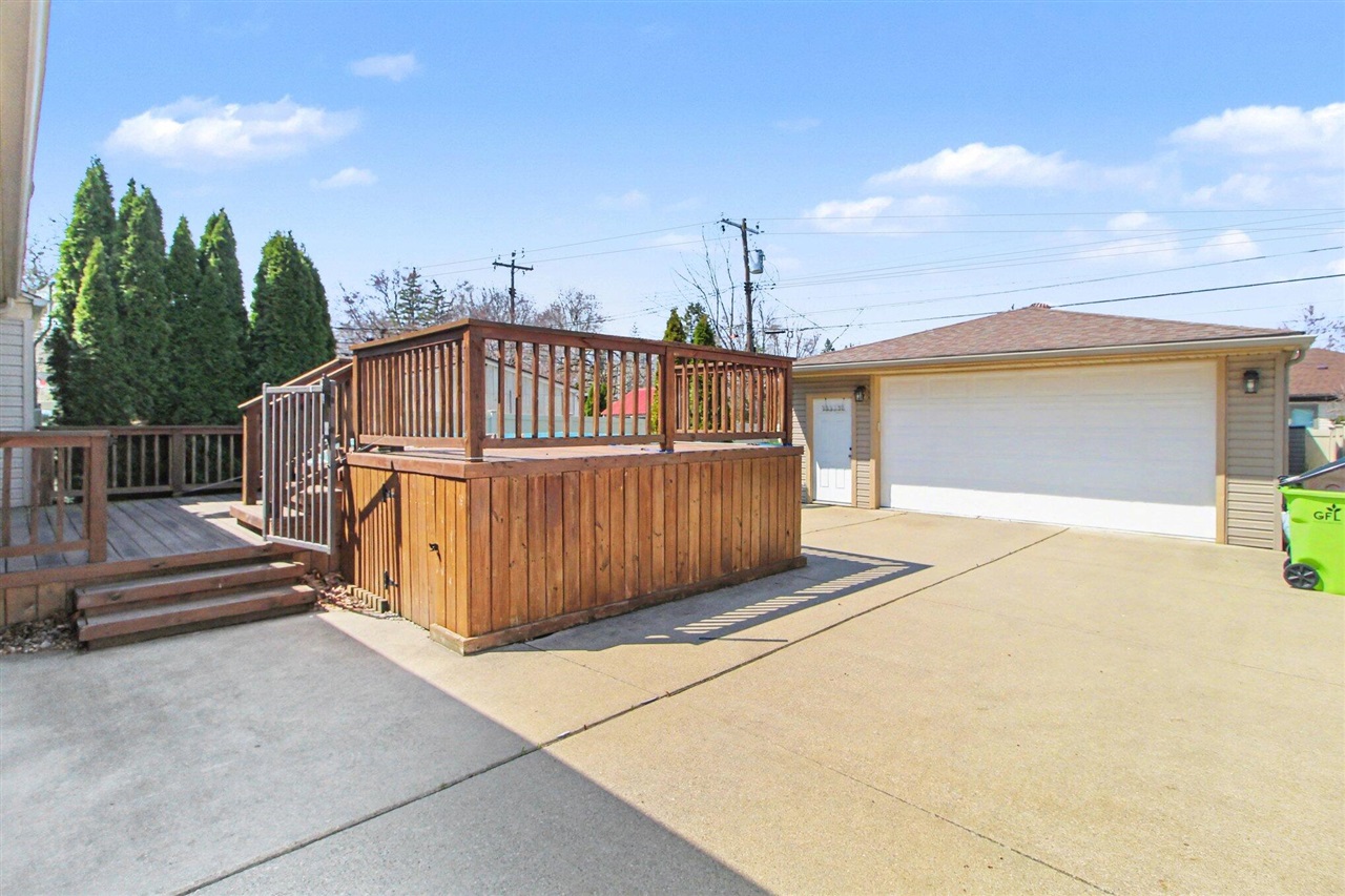 29984 Tamarack Drive, Flat Rock, MI, 48134-2719