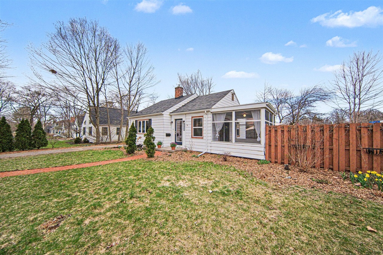 1425 Iroquois Place, Ann Arbor, MI, 48104-4637