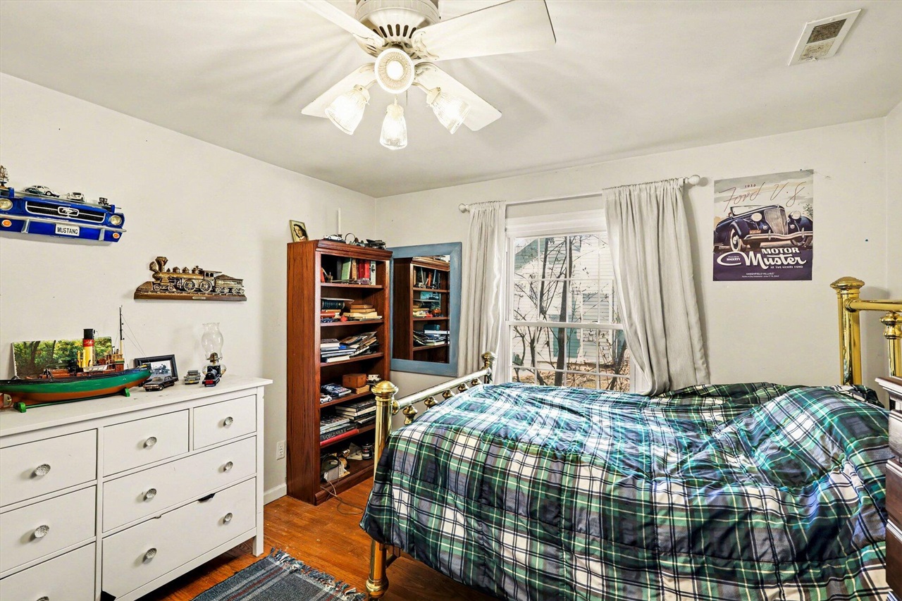 940 Leidich Street, Lake Orion, MI, 48362-2526