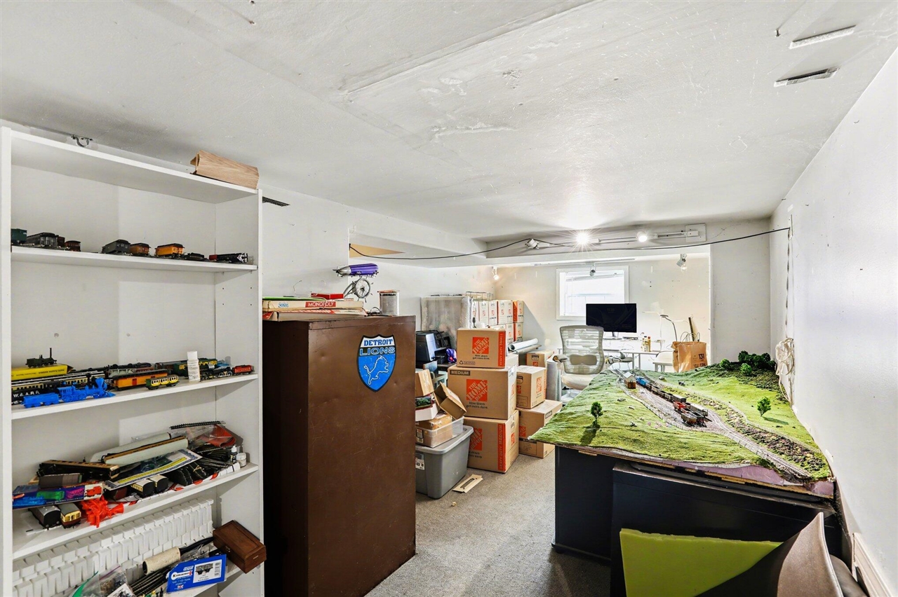 940 Leidich Street, Lake Orion, MI, 48362-2526