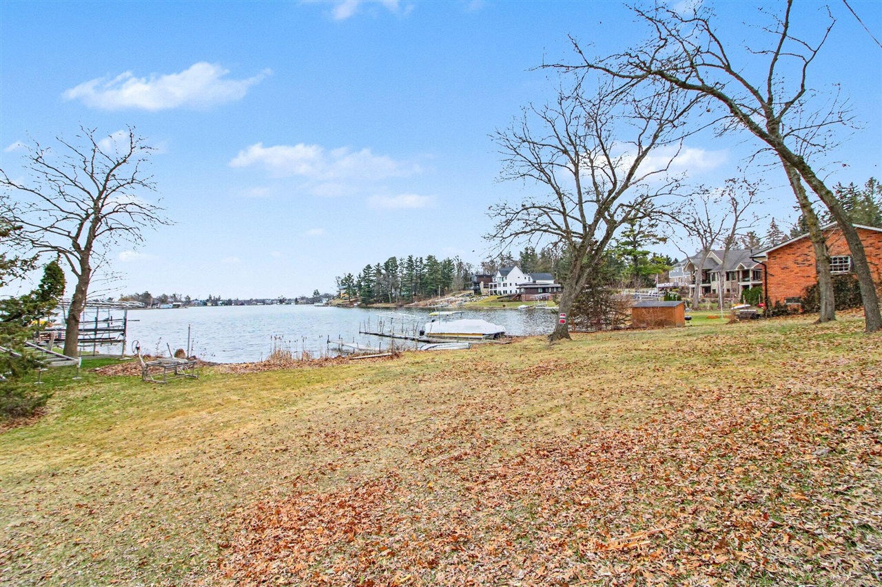 940 Leidich Street, Lake Orion, MI, 48362-2526