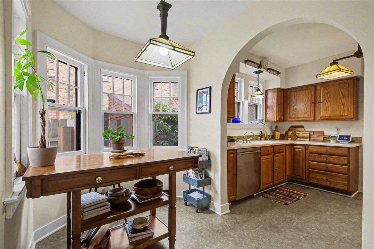 905 Giddings Avenue, Grand Rapids, MI, 49506-3203