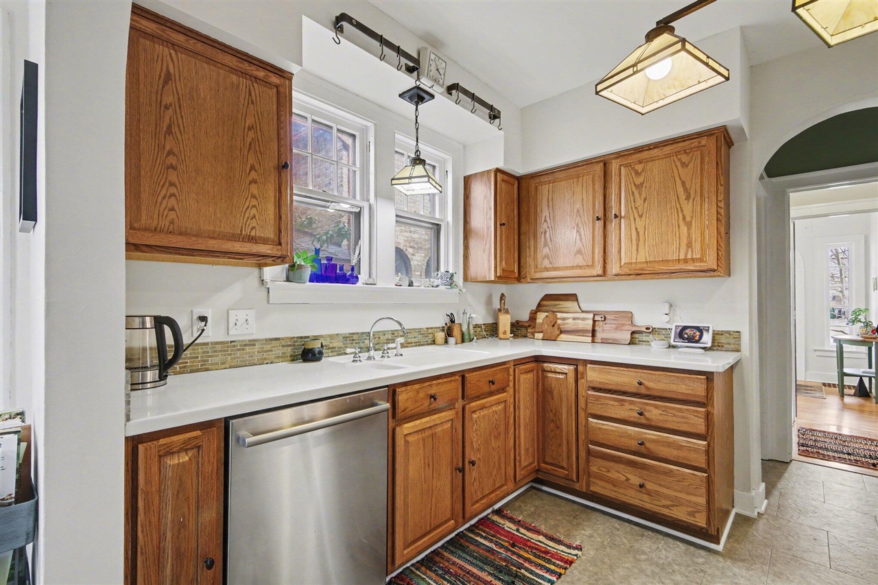 905 Giddings Avenue, Grand Rapids, MI, 49506-3203