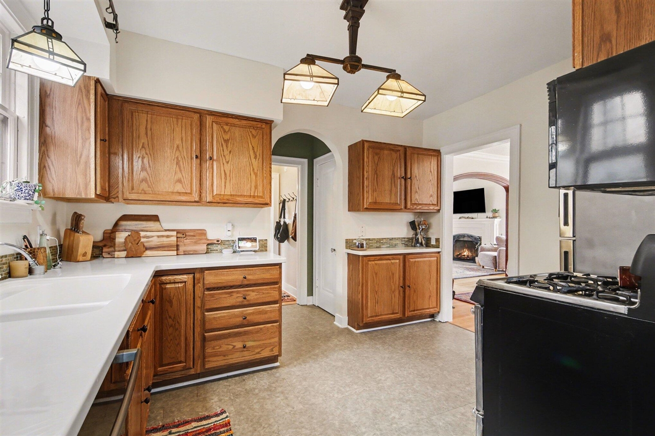 905 Giddings Avenue, Grand Rapids, MI, 49506-3203