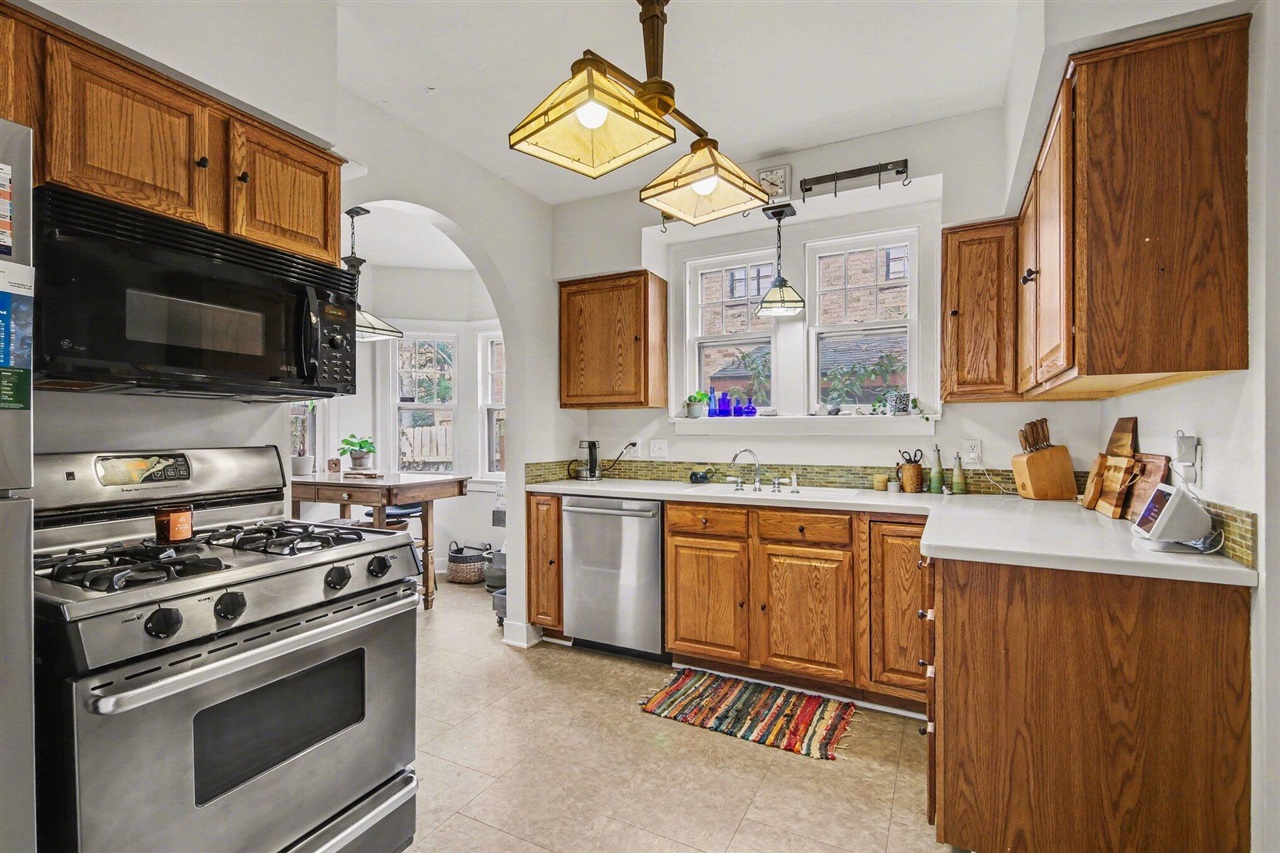 905 Giddings Avenue, Grand Rapids, MI, 49506-3203