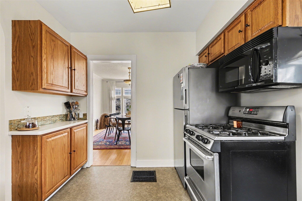 905 Giddings Avenue, Grand Rapids, MI, 49506-3203