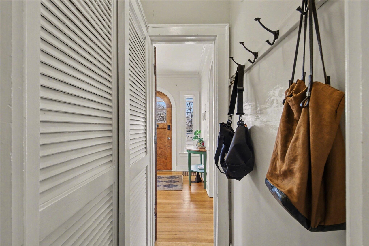 905 Giddings Avenue, Grand Rapids, MI, 49506-3203