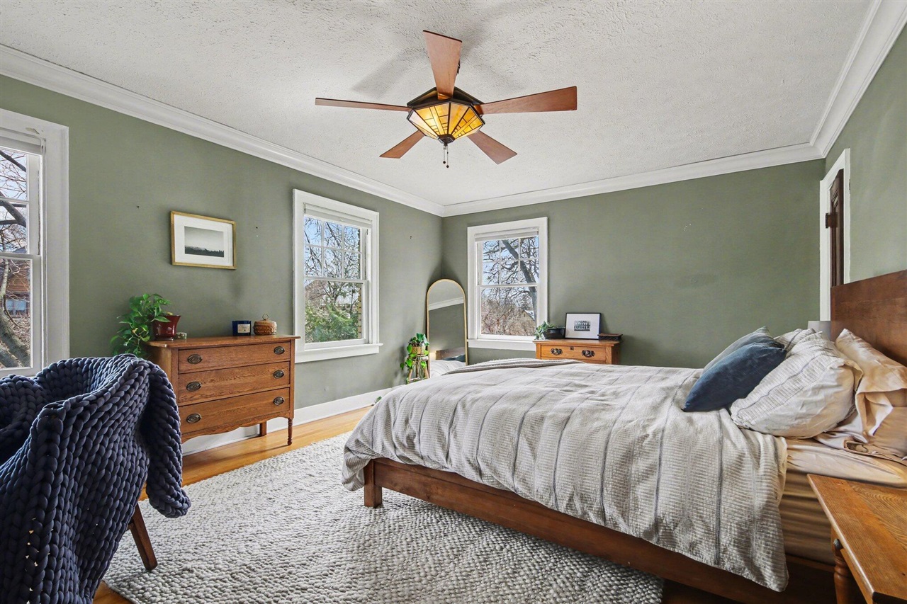 905 Giddings Avenue, Grand Rapids, MI, 49506-3203