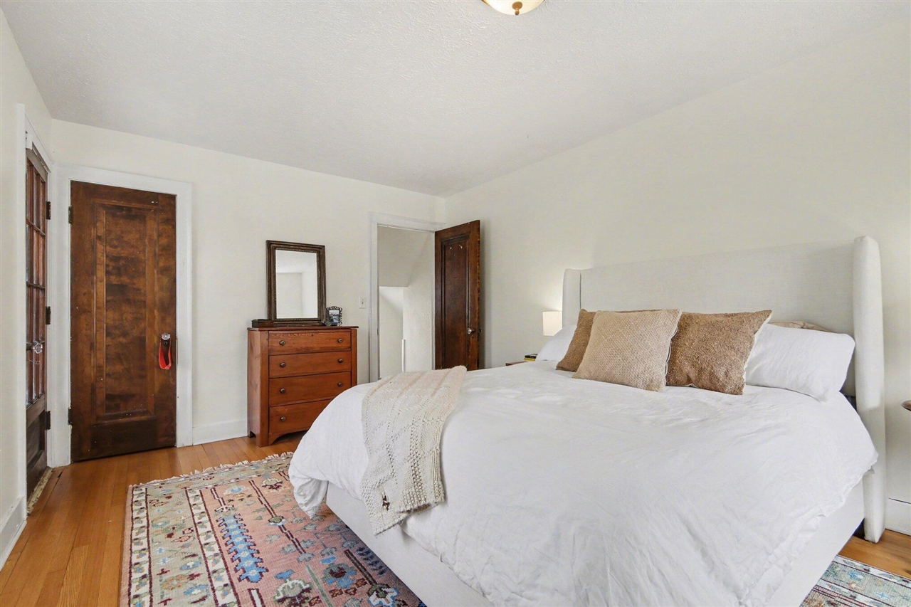 905 Giddings Avenue, Grand Rapids, MI, 49506-3203