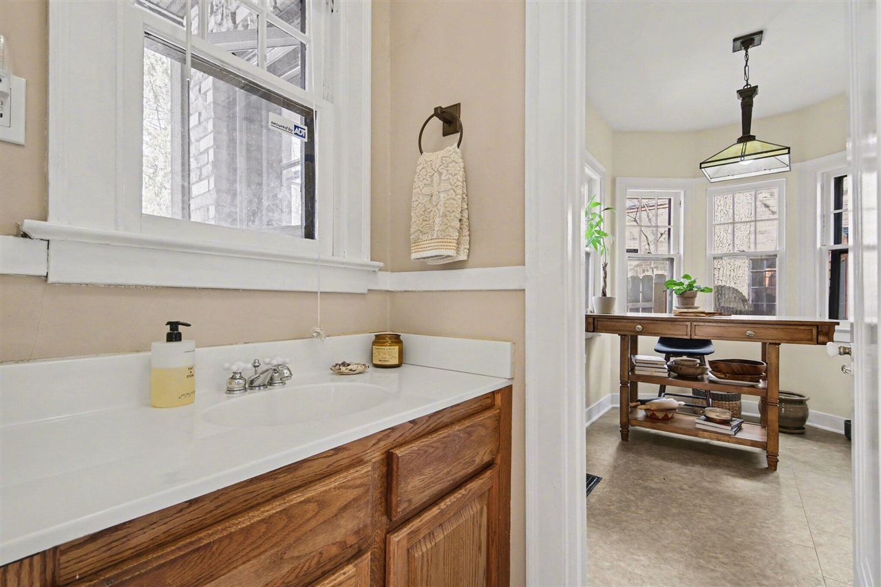 905 Giddings Avenue, Grand Rapids, MI, 49506-3203