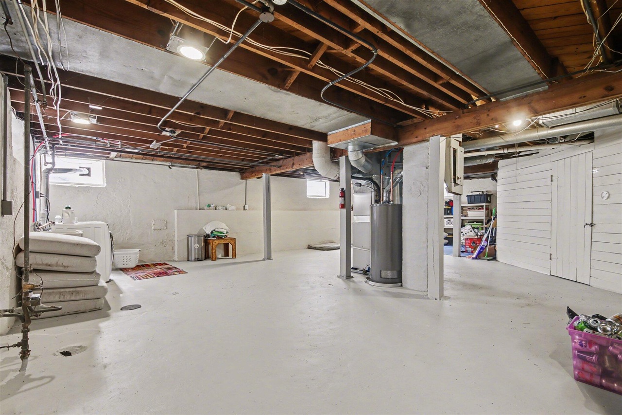 905 Giddings Avenue, Grand Rapids, MI, 49506-3203