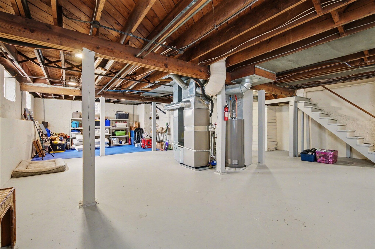 905 Giddings Avenue, Grand Rapids, MI, 49506-3203