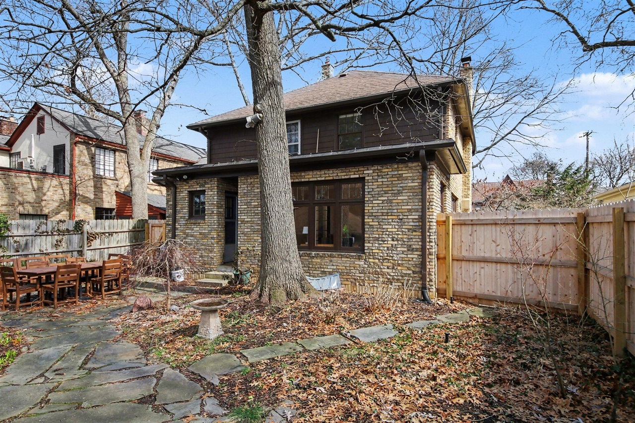 905 Giddings Avenue, Grand Rapids, MI, 49506-3203