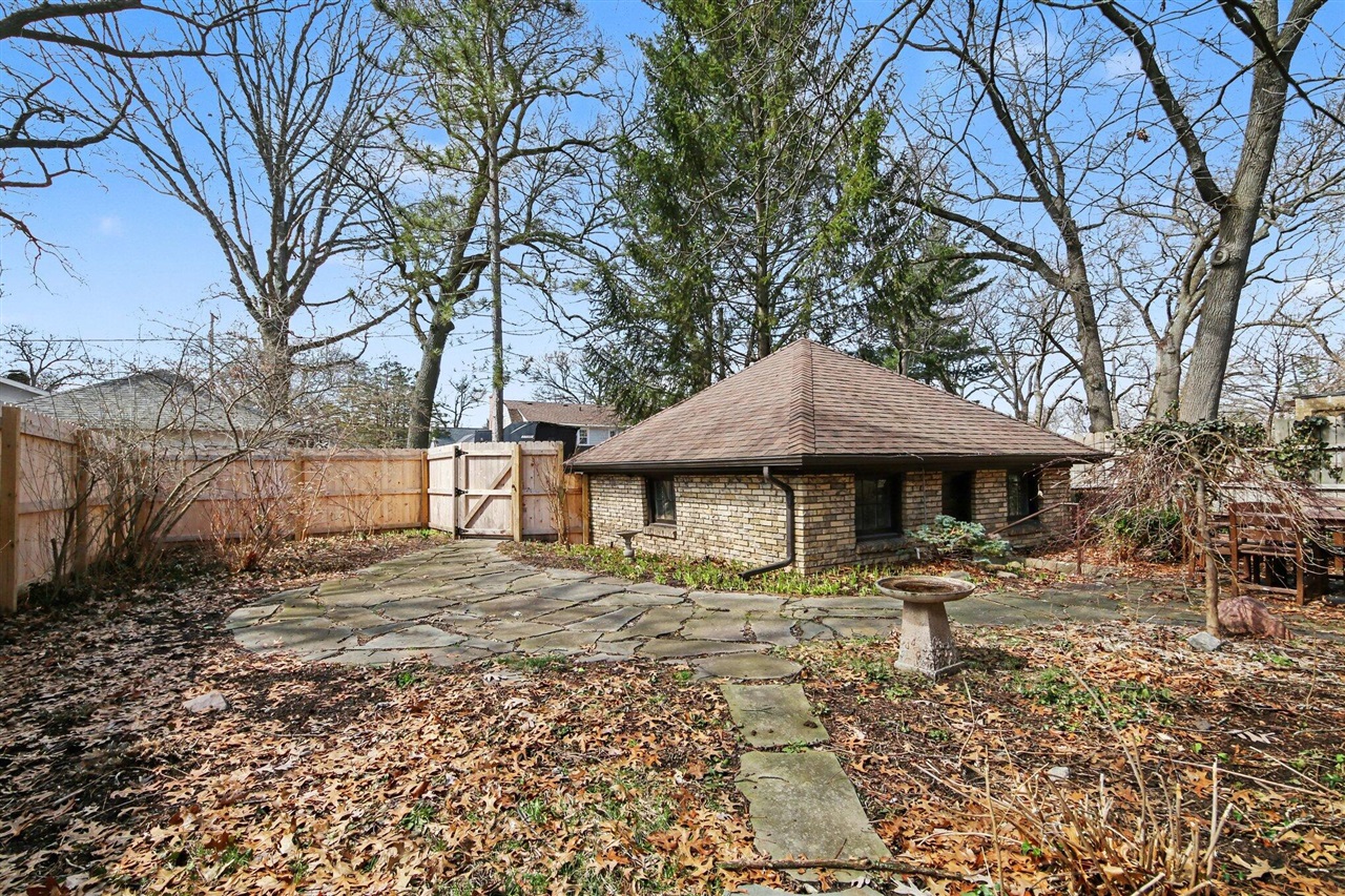 905 Giddings Avenue, Grand Rapids, MI, 49506-3203