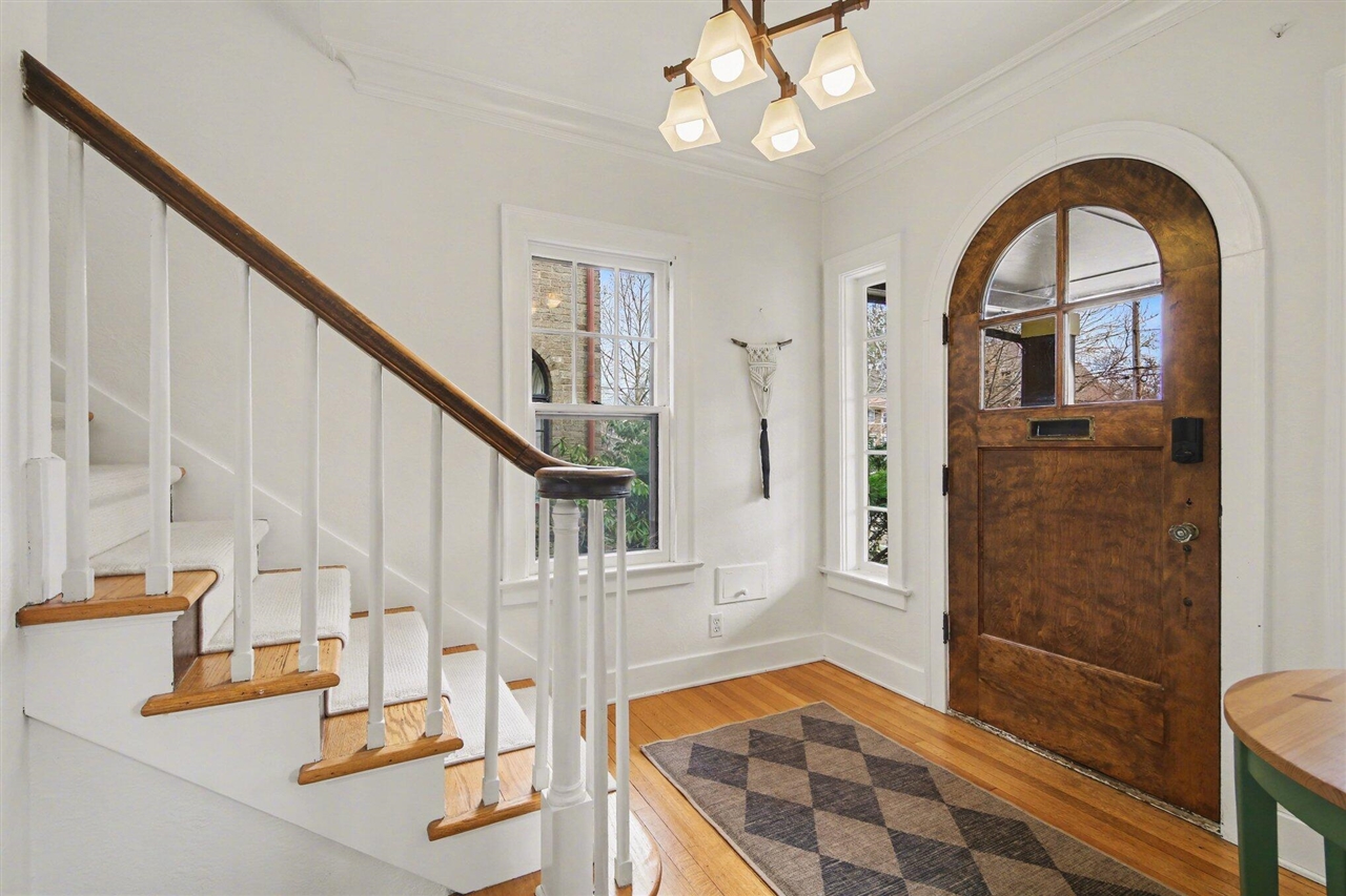 905 Giddings Avenue, Grand Rapids, MI, 49506-3203