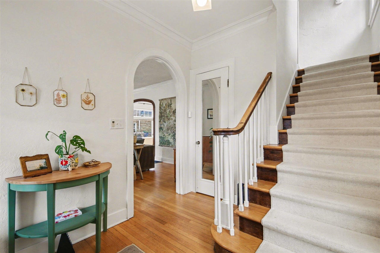 905 Giddings Avenue, Grand Rapids, MI, 49506-3203