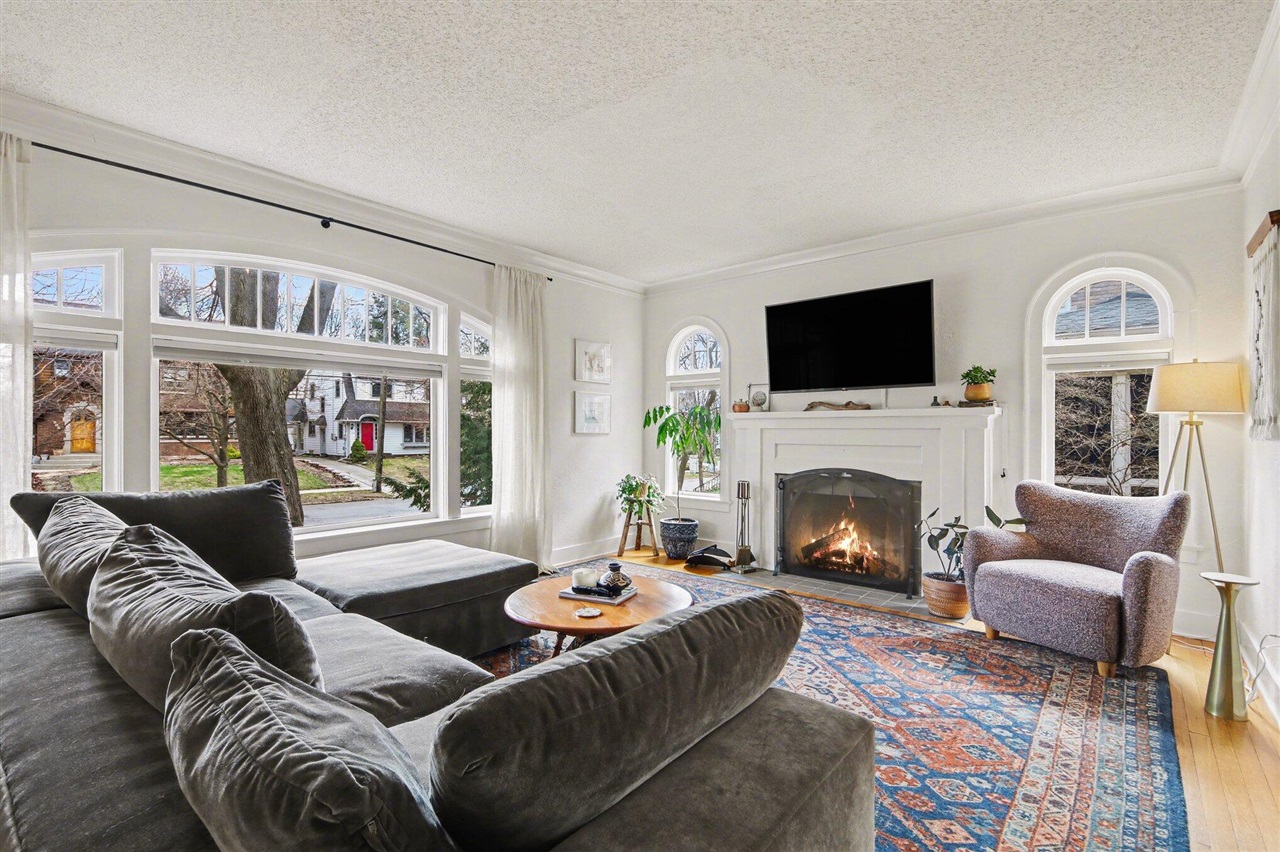 905 Giddings Avenue, Grand Rapids, MI, 49506-3203