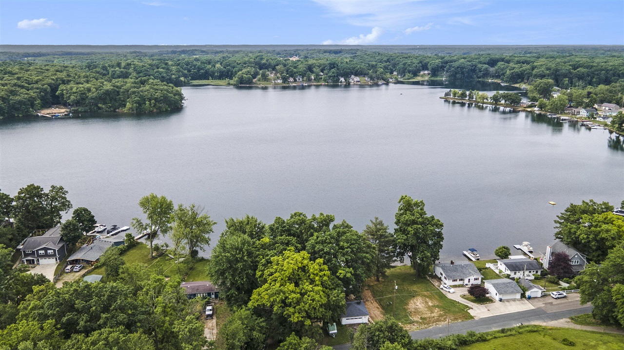 2nd image of 12349 N Sherman Lake Dr, Augusta, MI 49012 | MLS# 70524346