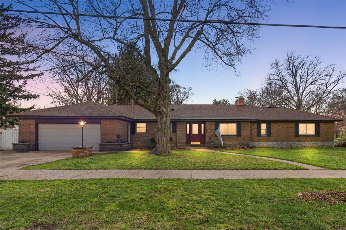 724 Columbia Avenue, Holland, MI, 49423-5152