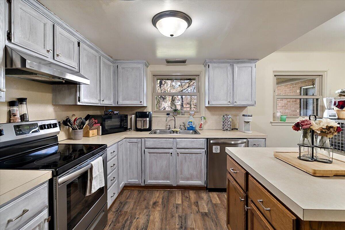 724 Columbia Avenue, Holland, MI, 49423-5152