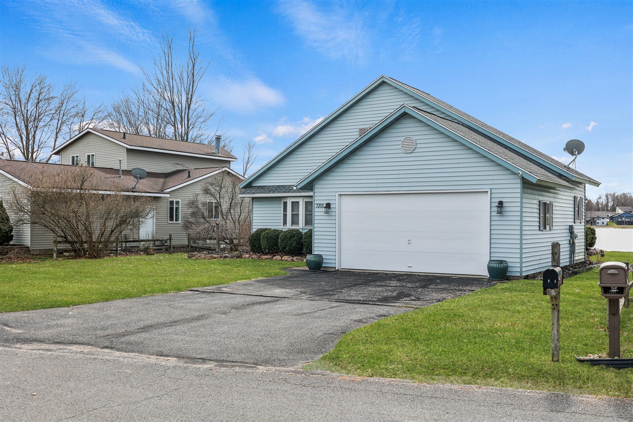 7201 Holiday Drive, Canadian Lakes, MI, 49346-8895