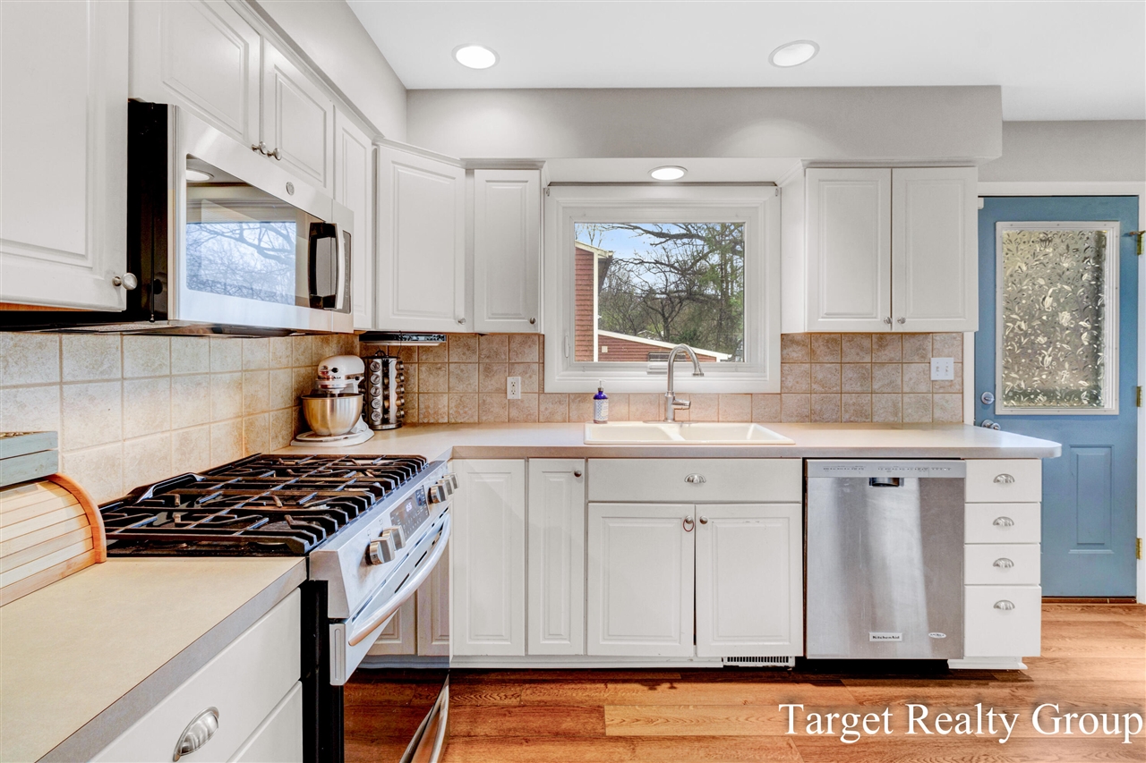 1660 Rose Parkway, Grand Rapids, MI, 49506-5247