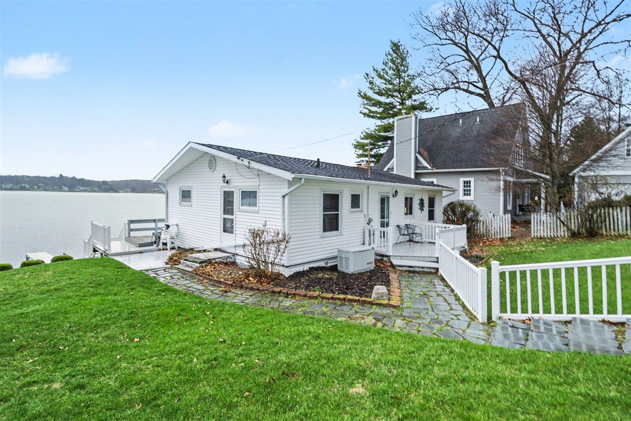 12294 N Sherman Lake Drive, Augusta, MI, 49012-9280