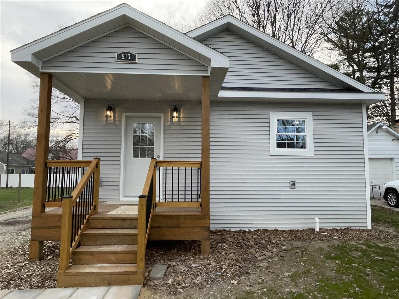 913 Pine Avenue, Alma, MI, 48801-1234