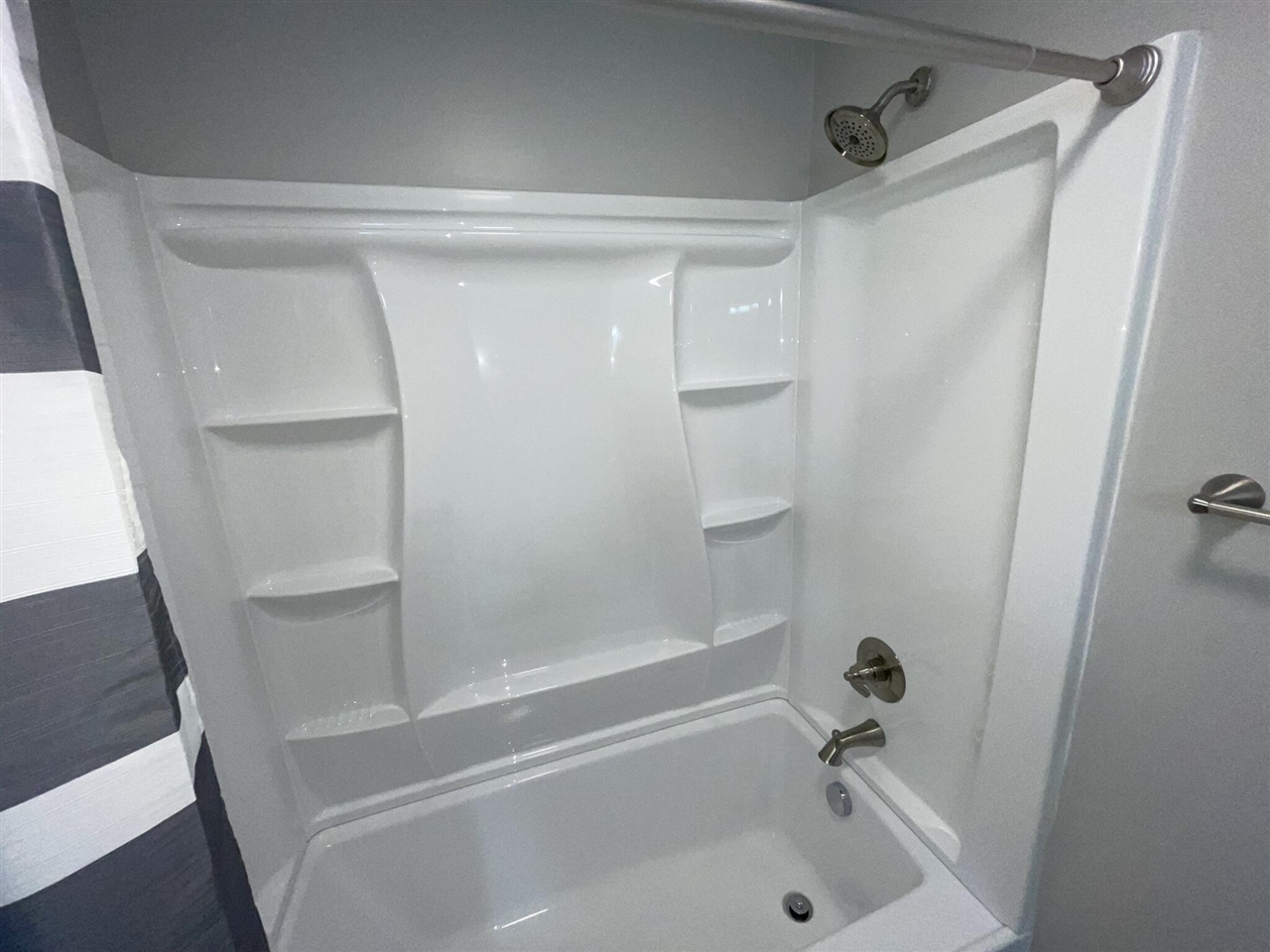 913 Pine Avenue, Alma, MI, 48801-1234