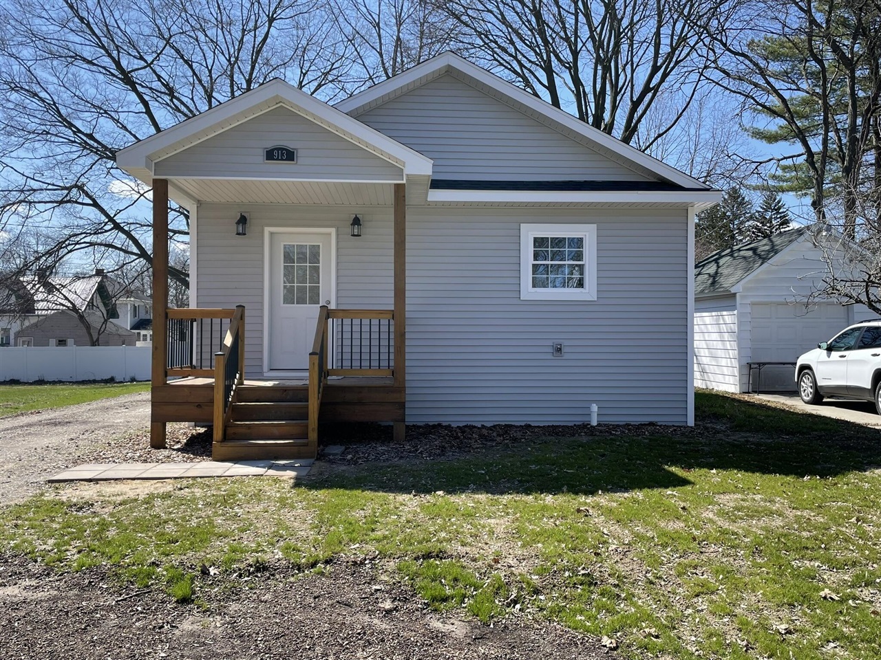 913 Pine Avenue, Alma, MI, 48801-1234