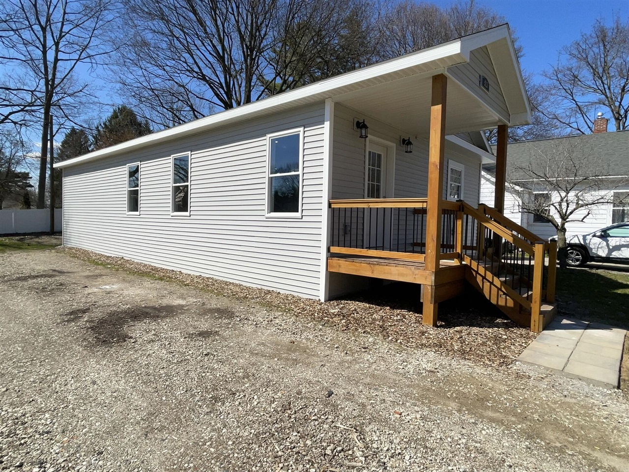 913 Pine Avenue, Alma, MI, 48801-1234