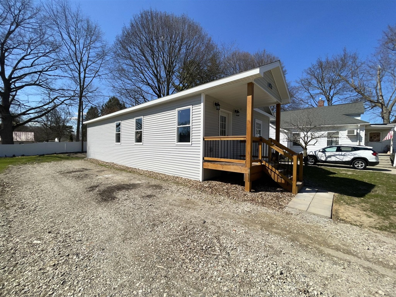 913 Pine Avenue, Alma, MI, 48801-1234