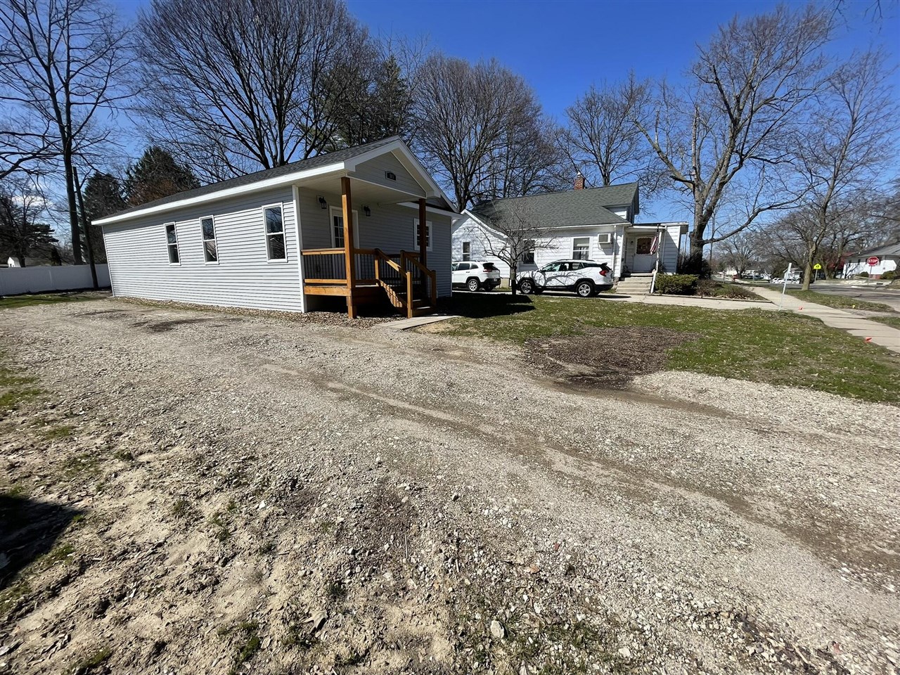 913 Pine Avenue, Alma, MI, 48801-1234