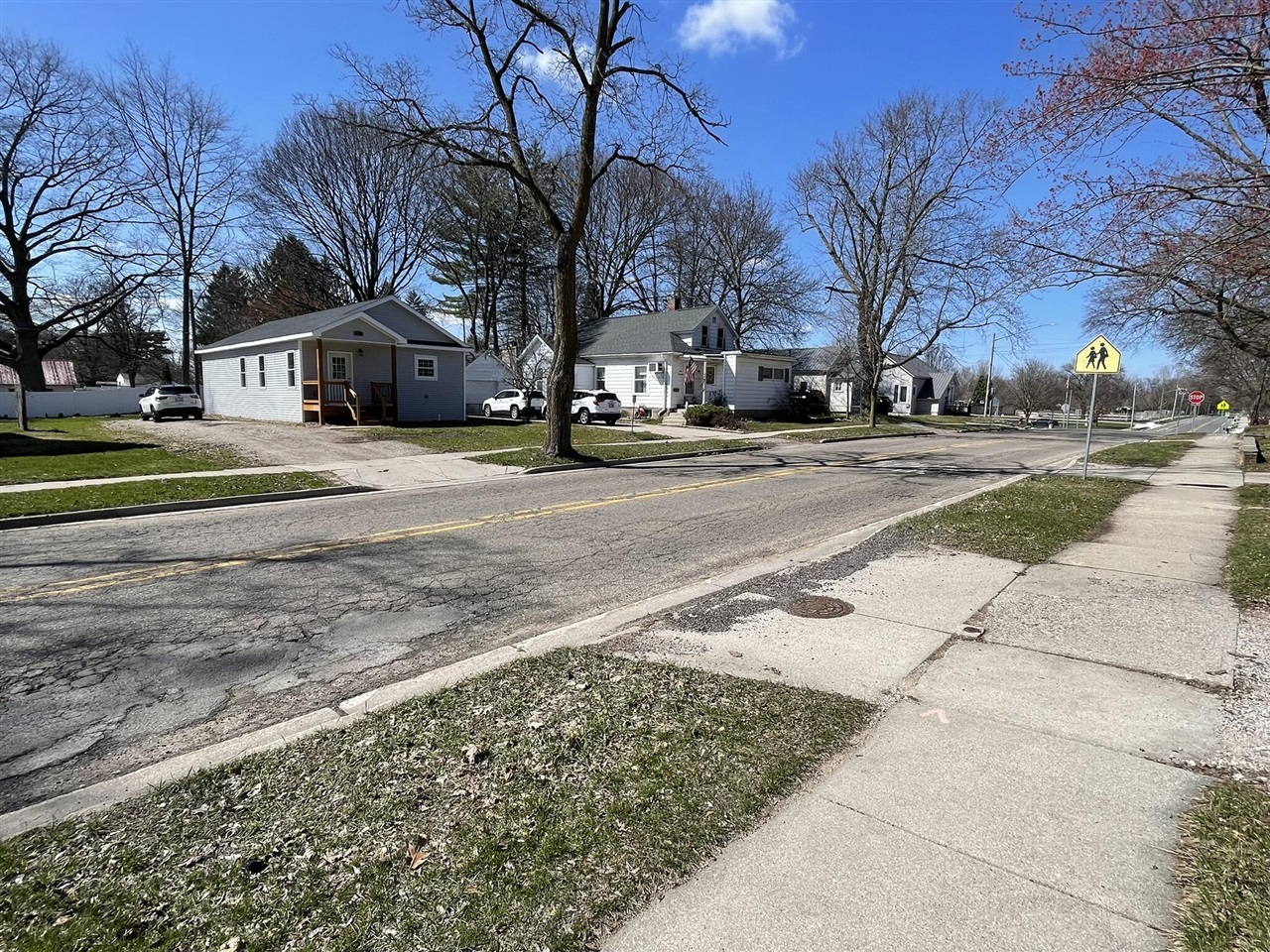 913 Pine Avenue, Alma, MI, 48801-1234