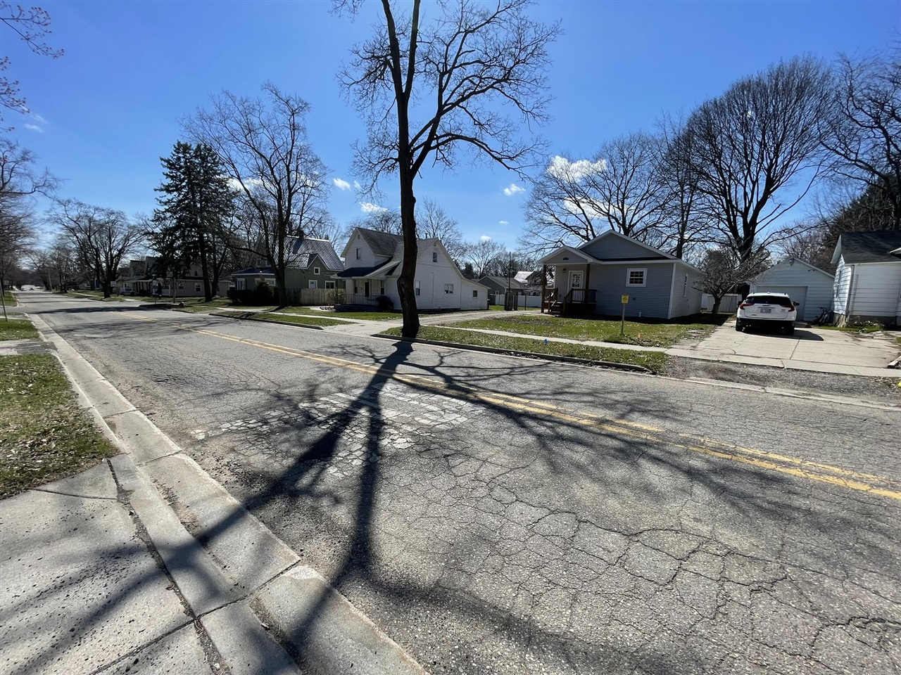 913 Pine Avenue, Alma, MI, 48801-1234