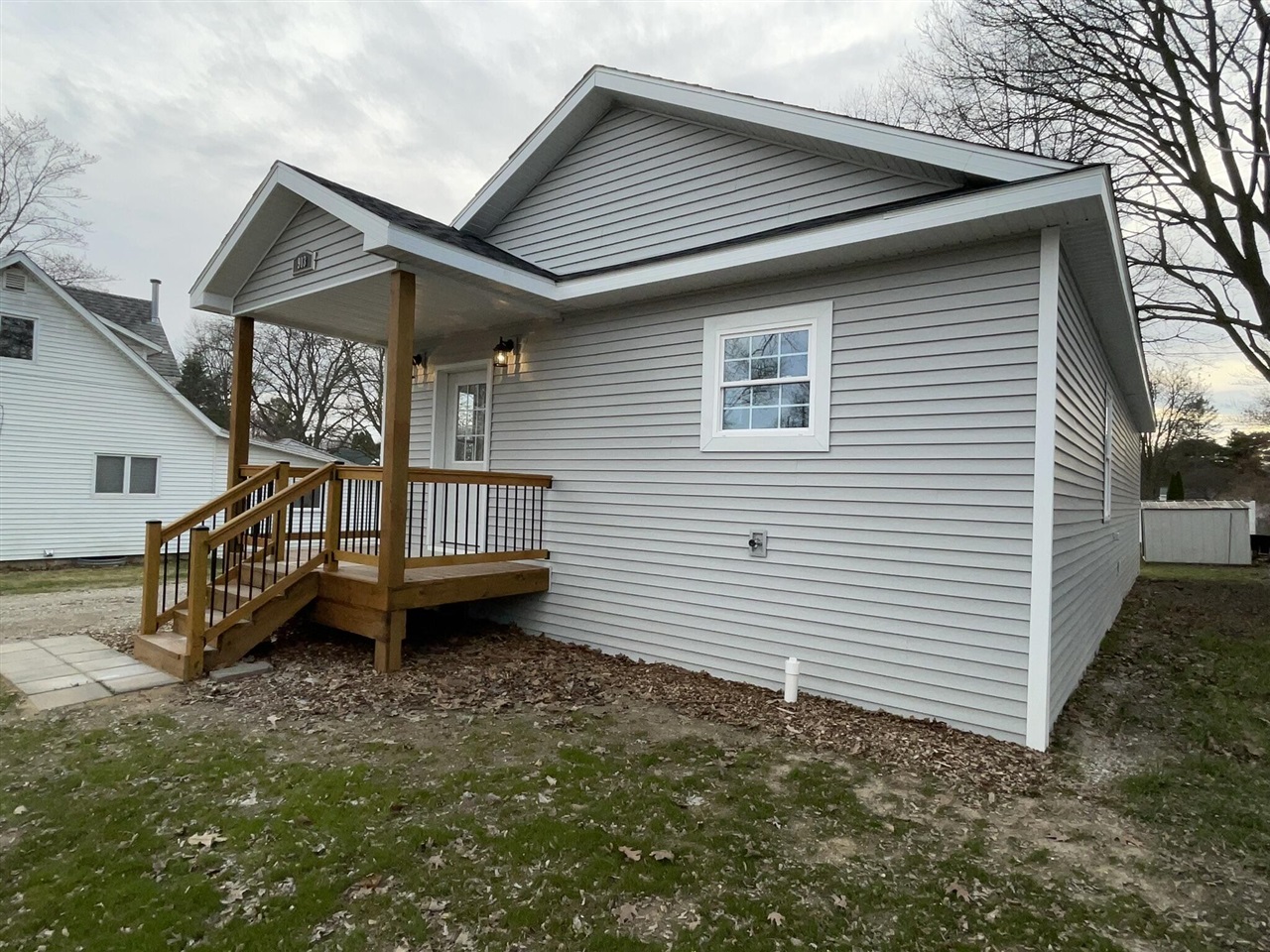 913 Pine Avenue, Alma, MI, 48801-1234