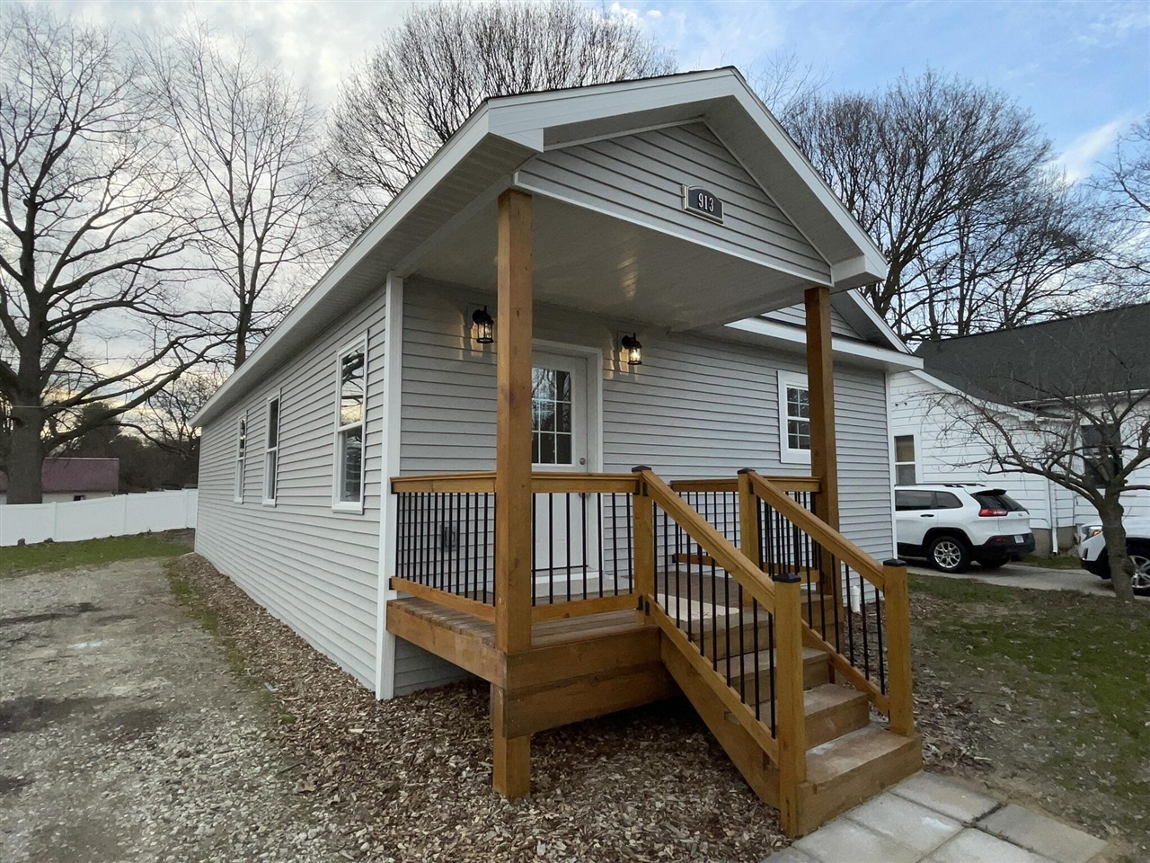 913 Pine Avenue, Alma, MI, 48801-1234