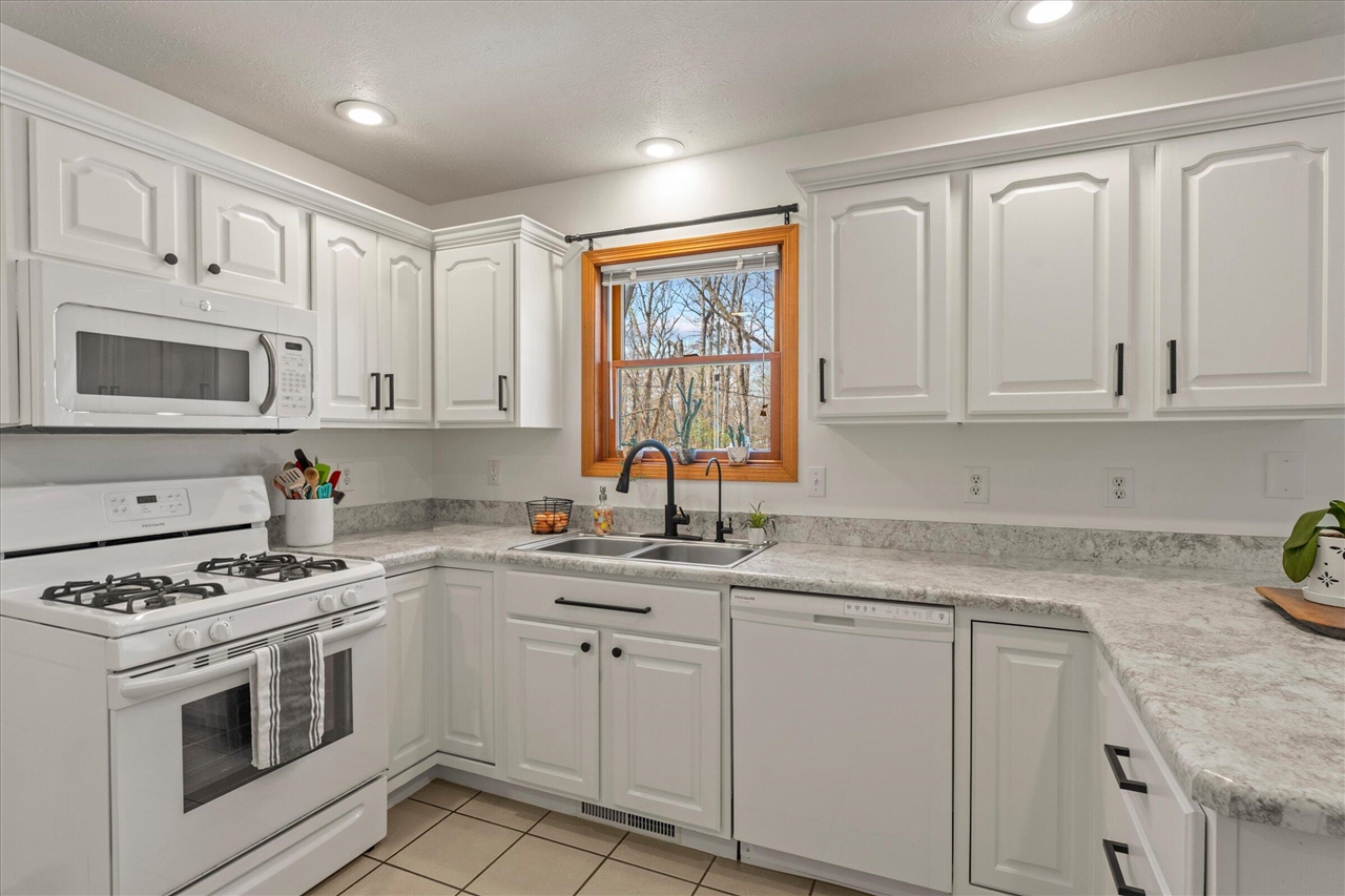 68600 Christiana Lake Road, Edwardsburg, MI, 49112-8727
