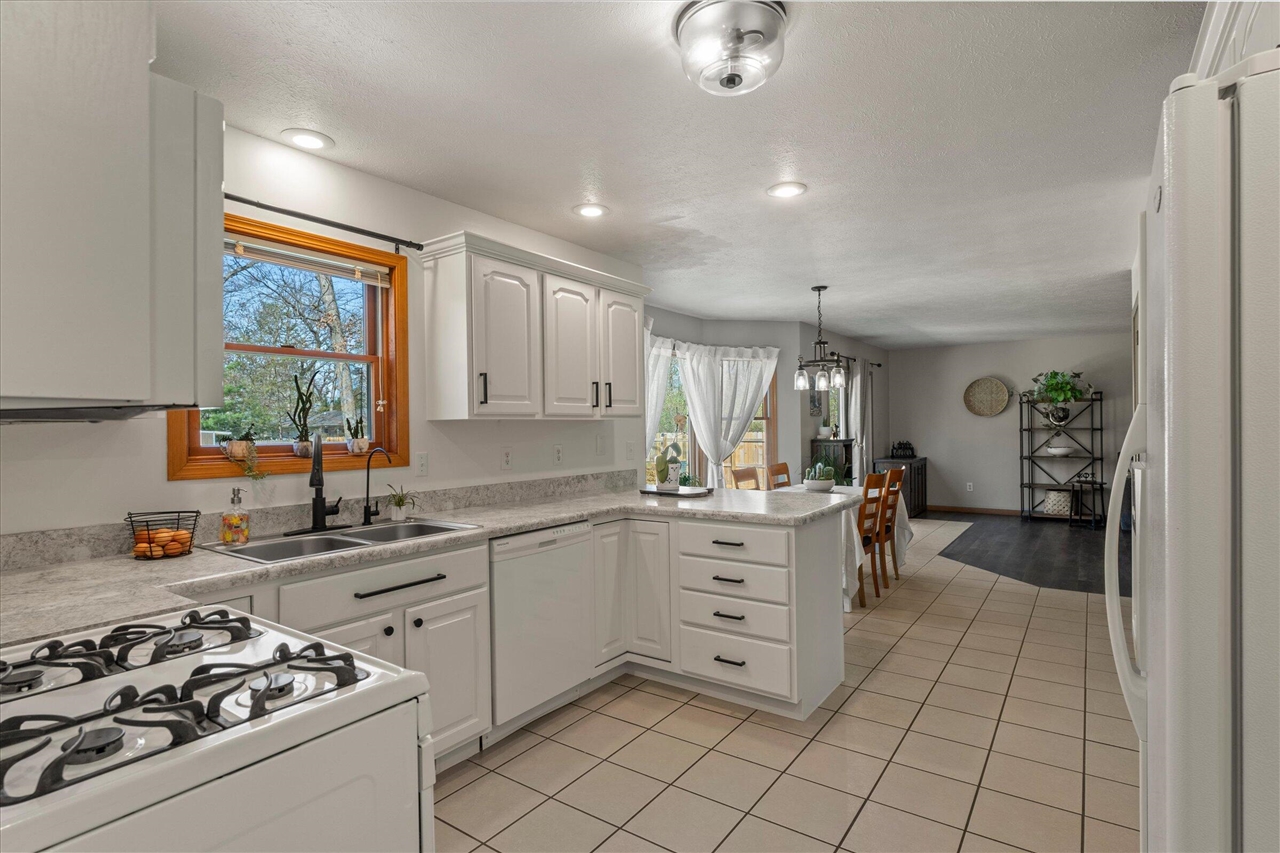 68600 Christiana Lake Road, Edwardsburg, MI, 49112-8727