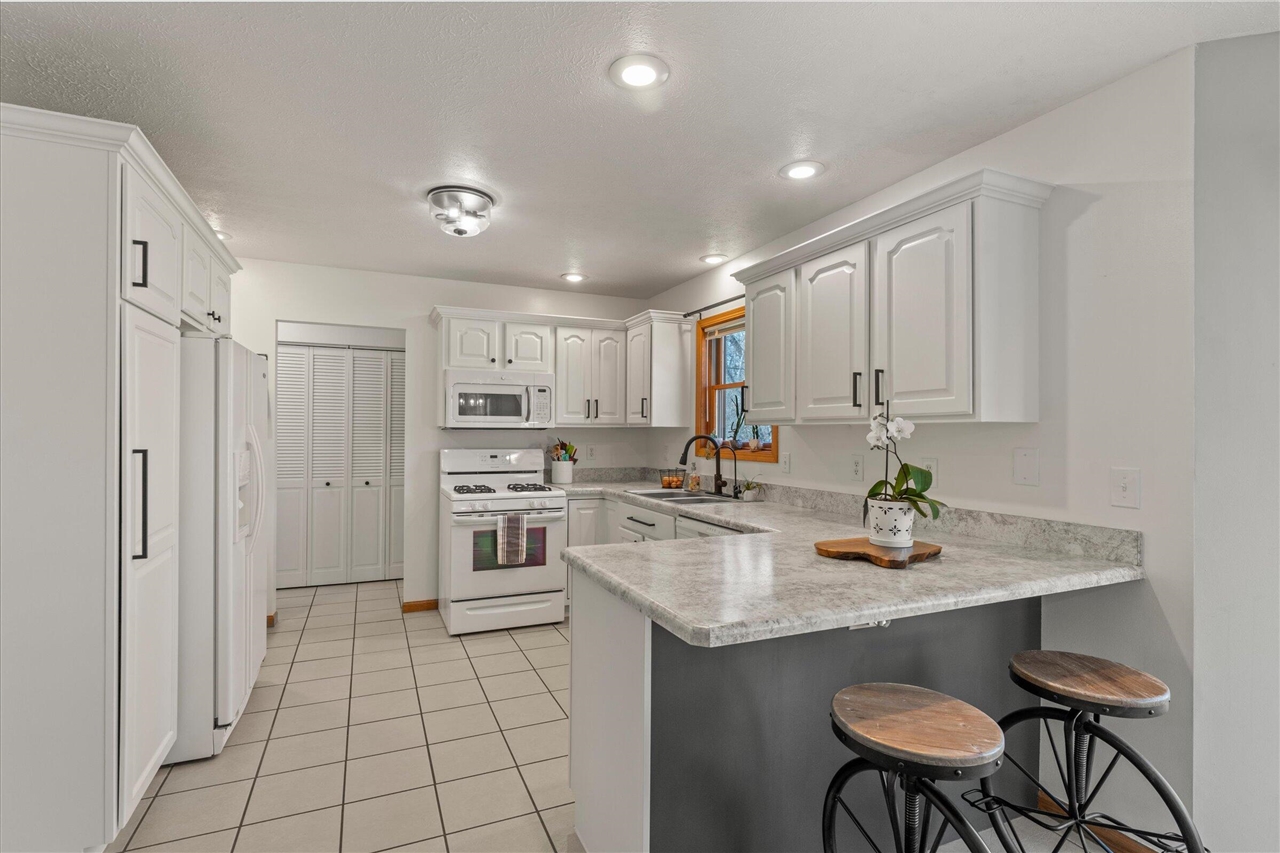 68600 Christiana Lake Road, Edwardsburg, MI, 49112-8727